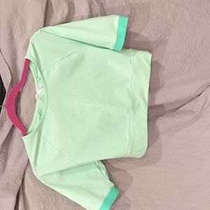 Avah cookie block cut off sleeve crop top,stretchy and moisture wick fabric.